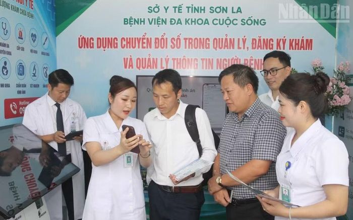 Bệnh viện đa khoa cuộc sống Sơn La hướng dẫn và giới thiệu các ứng dụng chuyển đổi số trong quản lý, đăng ký khám và quản lý thông tin người bệnh tại Ngày hội. (Ảnh: QUỐC TUẤN)