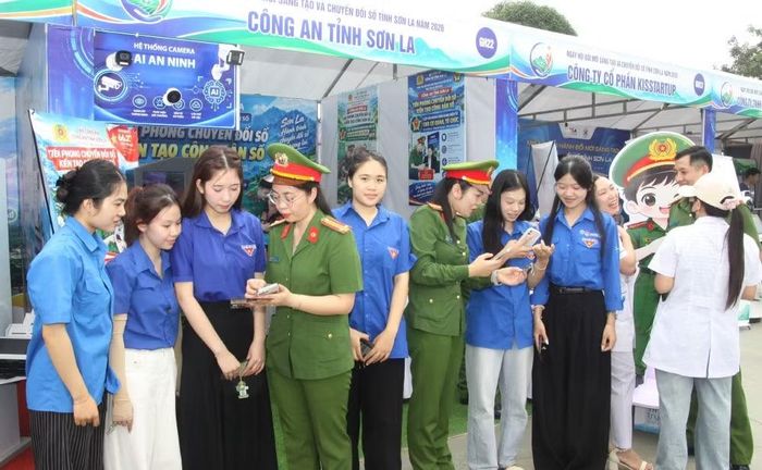 Cán bộ Công an tỉnh Sơn La kết hợp việc tặng quà, tờ rơi có mã quét QR với những thông tin hướng dẫn về cách sử dụng và các thông tin cần thiết về ứng dụng VNelD. (Ảnh: QUỐC TUẤN)