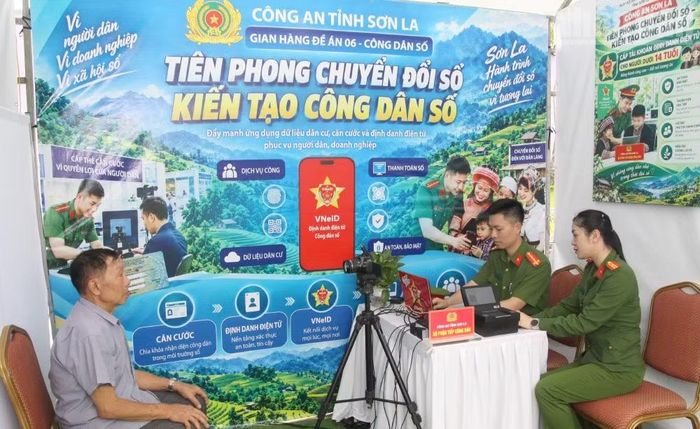 Tại Ngày hội đổi mới sáng tạo và chuyển đổi số tỉnh Sơn La năm 2026, lực lượng Công an tỉnh Sơn La đã tổ chức định danh VNelD mức độ 2 cho người dân. (Ảnh: QUỐC TUẤN)