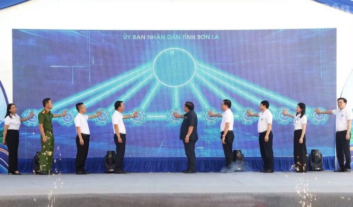 Các đại biểu bấm nút phát động Ngày hội đổi mới sáng tạo và chuyển đổi số tỉnh Sơn La năm 2026. (Ảnh: QUỐC TUẤN)