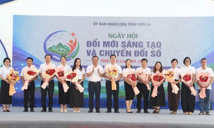  Tỉnh Sơn La ra mắt Mạng lưới chuyên gia, cố vấn đổi mới sáng tạo tỉnh Sơn La. (Ảnh: QUỐC TUẤN) 