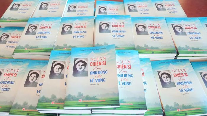 Hình ảnh cuốn sách về Anh hùng liệt sĩ Công an nhân dân Bùi Thị Cúc. (Ảnh: Thành Trung)