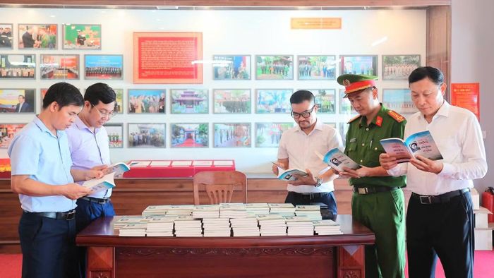 Hoạt động tặng sách góp phần bổ sung tư liệu phục vụ công tác tuyên truyền, giáo dục lịch sử, truyền thống cách mạng tại Khu lưu niệm. (Ảnh: Thành Trung)