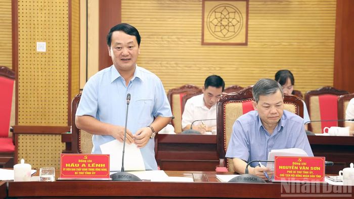 Đồng chí Hầu A Lềnh, Ủy viên Trung ương Đảng, Bí thư Tỉnh ủy Tuyên Quang phát biểu ý kiến tại hội nghị. (Ảnh: ĐỨC THẮNG)