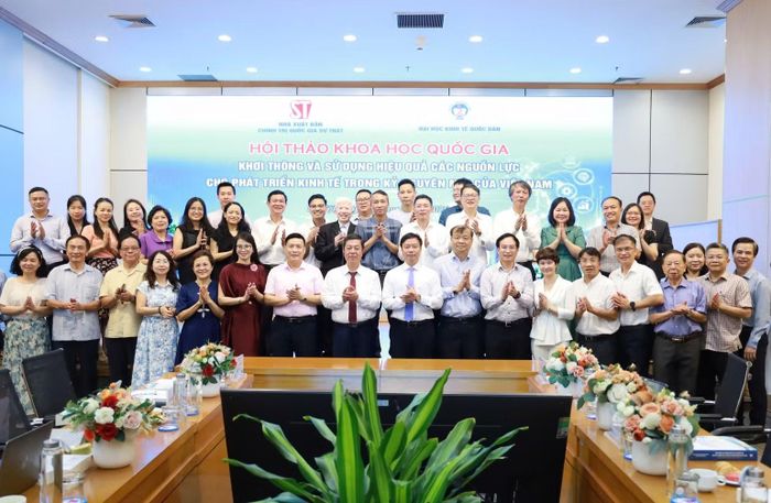 Các đại biểu chụp ảnh lưu niệm tại hội thảo. (Ảnh: BTC)