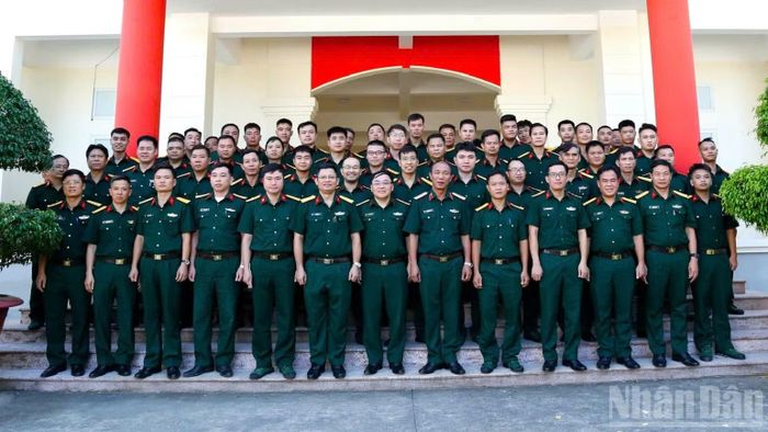 Các đại biểu và sĩ quan quân nhân dự bị chụp ảnh chung.