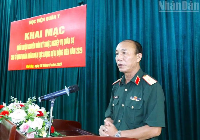 Thiếu tướng Phạm Đức Tiếp, Phó Giám đốc Học viện Quân y phát biểu khai mạc lớp huấn luyện.