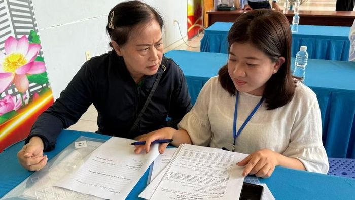 Ban Quản lý dự án phường Bình Trưng hướng dẫn hồ sơ, thủ tục đền bù cho các hộ dân thuộc Dự án Nâng cấp, mở rộng đường Lương Định Của (đoạn từ Trần Não đến Nguyễn Thị Định). (Ảnh: QUÝ HIỀN)