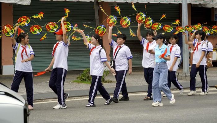 Học sinh Vũng Tàu tham gia lễ rước linh vị Cá Ông năm 2026. (Ảnh: LÊ ĐÌNH THÌN)