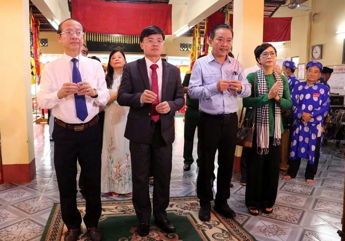 Lãnh đạo phường Vũng Tàu thắp hương làm lễ ở Lễ hội Nghinh Ông năm 2026. (Ảnh: ĐÌNH THÌN)