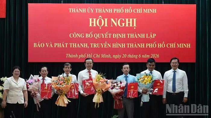 Công bố quyết định thành lập Cơ quan Báo và Phát thanh, Truyền hình Thành phố Hồ Chí Minh. (Ảnh: LINH BẢO).