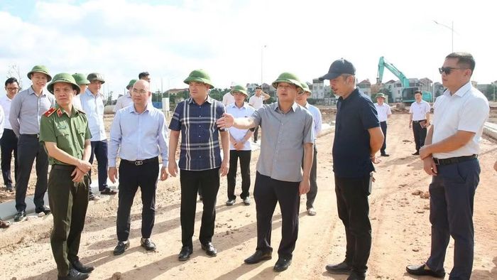 Lãnh đạo thành phố kiểm tra thực địa khu tái định cư Đông Cứu 1. (Ảnh: LN)