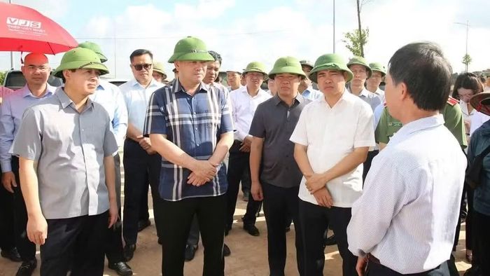 Lãnh đạo thành phố Bắc Ninh trao đổi, lắng nghe ý kiến của đại diện nhân dân. (Ảnh: LN)