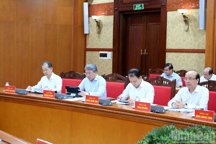 Các đại biểu tham dự cuộc làm việc.