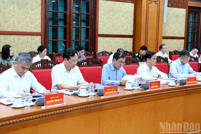 Các đại biểu tham dự cuộc làm việc.