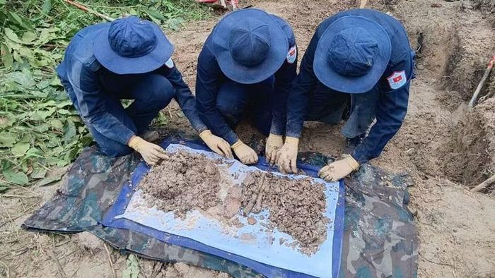 Đội K93 thực hiện nhiệm vụ quy tập hài cốt. (Ảnh: PHƯƠNG VŨ)