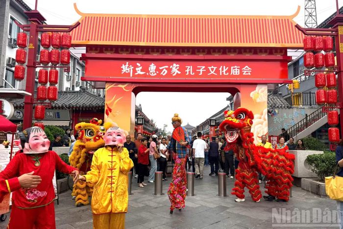Khung cảnh lễ hội náo nhiệt tại mảnh đất quê hương Khổng Tử. (Ảnh: HỮU HƯNG)