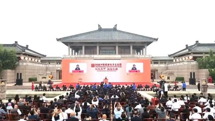 Bà Tôn Xuân Lan, nguyên Phó Thủ tướng Quốc vụ viện Trung Quốc, tuyên bố khai mạc Lễ hội văn hóa Khổng Tử quốc tế Trung Quốc năm 2026. (Ảnh: Dazhong Xinwen)
