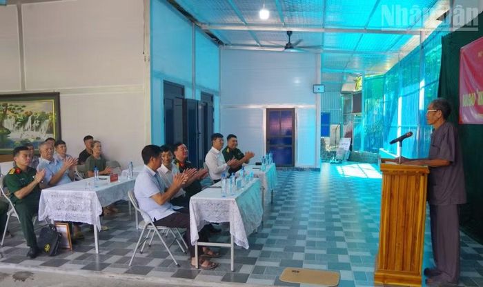 Đại diện các gia đình phát biểu tại lễ bàn giao nhà. (Ảnh: THỌ SƠN)