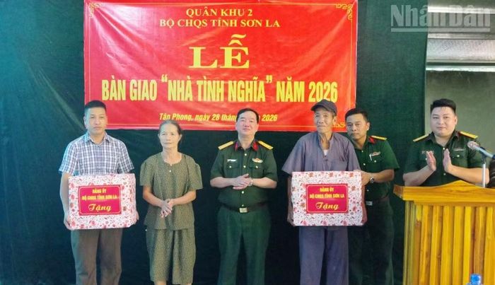 Đại tá Hà Văn Dưng, Phó Chính ủy Bộ Chỉ huy Quân sự tỉnh Sơn La tặng quà các gia đình chính sách. (Ảnh: THỌ SƠN)