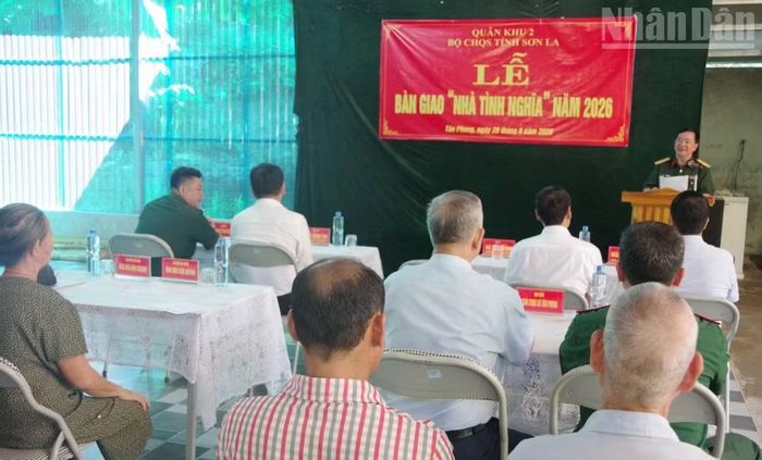 Đại tá Hà Văn Dưng, Phó Chính ủy Bộ Chỉ huy Quân sự tỉnh Sơn La phát biểu tại lễ bàn giao. (Ảnh: THỌ SƠN)