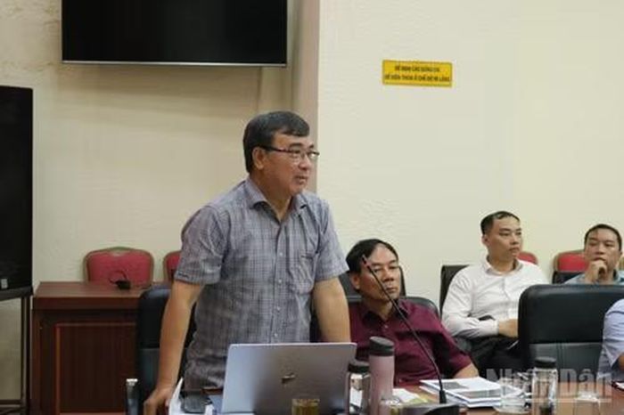 Ông Đặng Văn Chung, đại diện Hiệp Hội Vận tải ô-tô Việt Nam trao đổi, góp ý hoàn thiện Dự thảo