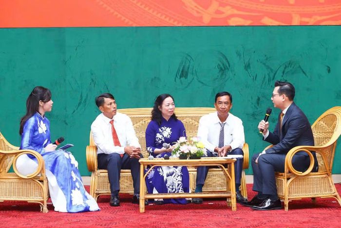 Các điển hình tiên tiến giao lưu tại hội nghị. (Ảnh: LÊ KHÁNH)