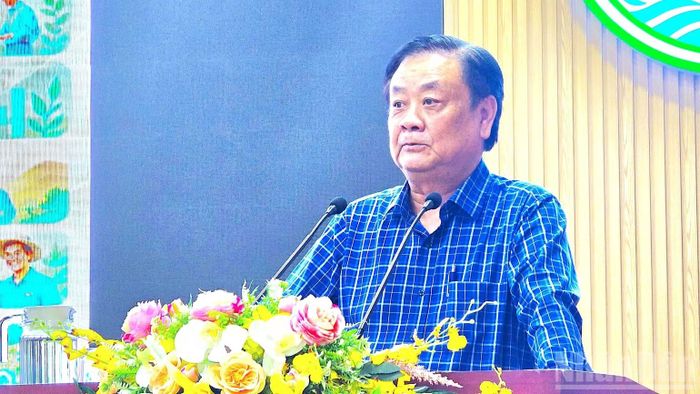 Nguyên Phó Chủ tịch Quốc hội Lê Minh Hoan trình bày tham luận tại hội nghị. (Ảnh: HỮU TÙNG)