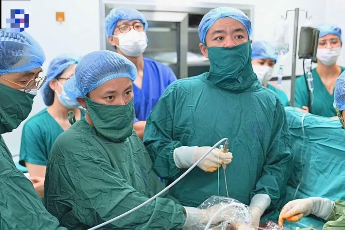 Tiến sĩ, bác sĩ Đỗ Tuấn Đạt - Giám đốc Trung tâm và bác sĩ chuyên khoa II Phạm Minh Giang - Phó Giám đốc Trung tâm Y học bào thai thực hiện thủ thuật can thiệp cho sản phụ.
