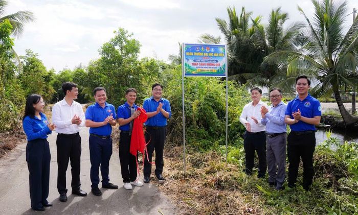 Đồng chí Ngô Minh Hải, Bí thư Thành đoàn Thành phố Hồ Chí Minh, đại diện Trường đại học Văn Hiến và địa phương thực hiện nghi thức khánh thành công trình “Thắp sáng đường quê” tại xã Vĩnh Phong, tỉnh An Giang.