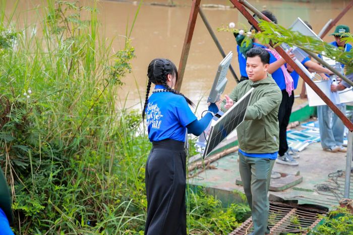 Sinh viên Trường đại học Văn Hiến vận chuyển, lắp đặt hệ thống pin năng lượng mặt trời tại xã Tam Nông, tỉnh Đồng Tháp.