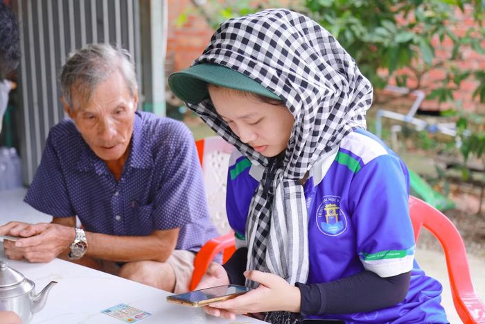  Sinh viên Trường đại học Văn Hiến hướng dẫn người dân tiếp cận và sử dụng các tiện ích số trong khuôn khổ hoạt động “Bình dân học vụ số” của Chiến dịch Mùa hè xanh năm 2026. 