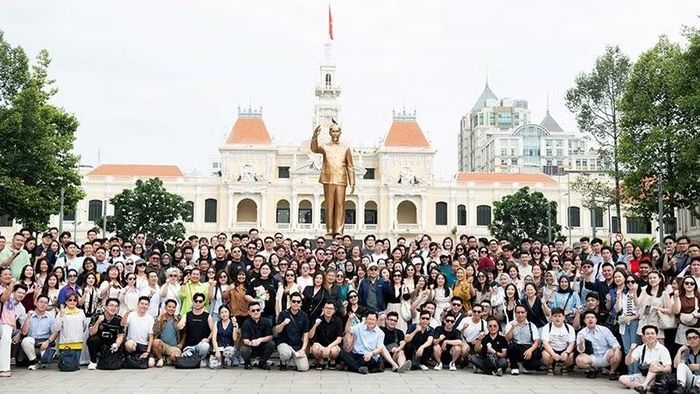 Đoàn khách MICE đến từ Indonesia chụp ảnh tập thể tại Công viên Tượng đài Chủ tịch Hồ Chí Minh sáng 6/5/2026. (Ảnh: TÔ HÙNG)