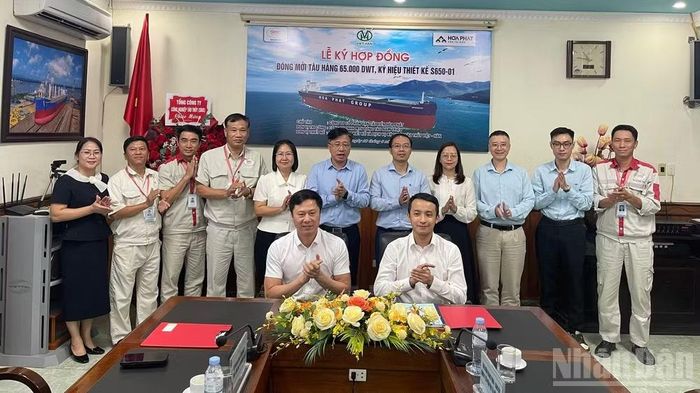 NASICO ký hợp đồng đóng mới tàu hàng 65.000DWT, ký hiệu thiết kế S650-01 cho đối tác Công ty cổ phần Vận tải biển Hoà Phát. (Ảnh: HỒNG TRÂM).