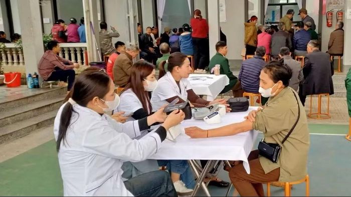 Cán bộ y tế xã Kim Phượng, tỉnh Thái Nguyên khám sức khỏe toàn dân.