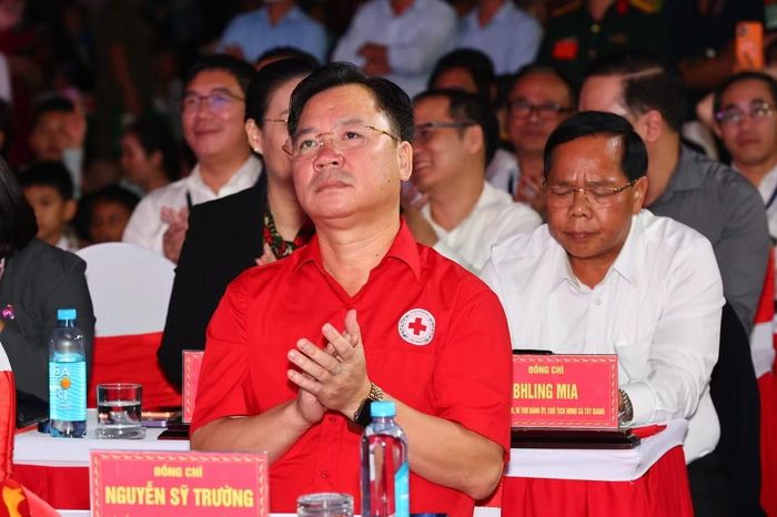 Ông Nguyễn Sỹ Trường, Phó Chủ tịch Hội Chữ thập đỏ Việt Nam dự chương trình “Trăng sáng muôn nơi - Vầng trăng chiến sĩ” ở xã Tây Giang, Đà Nẵng.