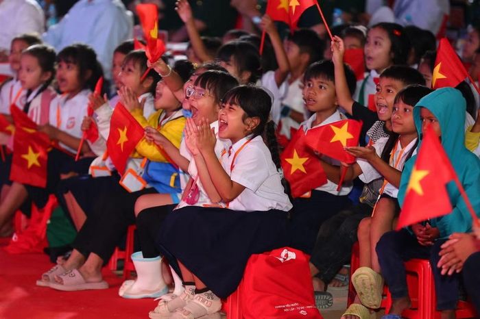 Chương trình “Trăng sáng muôn nơi - Vầng trăng chiến sĩ” đã mang lại niềm vui cho hàng nghìn em nhỏ Tây Giang trong mùa Trung thu năm nay.