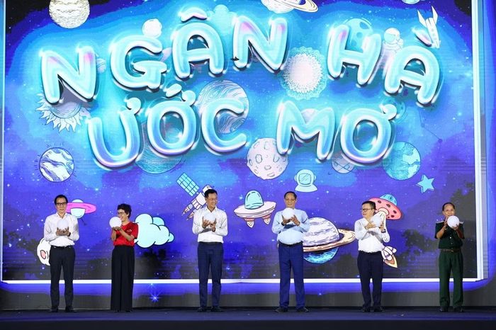 Các đại biểu dự chương trình “Trăng sáng muôn nơi - Vầng trăng chiến sĩ” ở xã Tây Giang, Đà Nẵng - hoạt động hợp lực đầu tiên của Human Act Now trong khuôn khổ Human Act Prize 2026.
