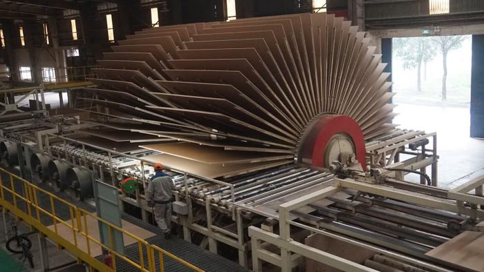 Dây chuyền sản xuất ván ép hoàn toàn tự động tại Công ty cổ phần Gỗ MDF Quảng Trị. (Ảnh: Anh Tuấn)