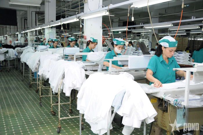 Công nhân Công ty Cổ phần 28 Hưng Phú (Tổng công ty 28, Tổng cục Hậu cần - Kỹ thuật) kiểm tra áo sơ mi nam thành phẩm trước khi bàn giao. Ảnh: THANH THẢO 