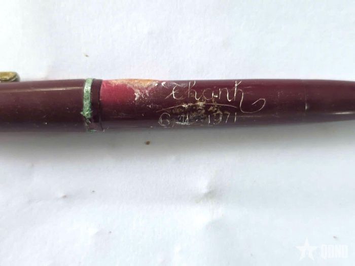 Chiếc bút máy có khắc dòng chữ “Thanh 6-11-1971”. 