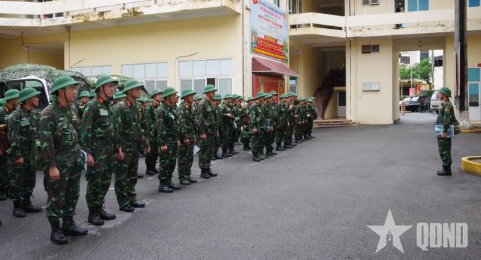 Hạ đạt mệnh lệnh hành quân ra khu căn cứ chiến đấu. 