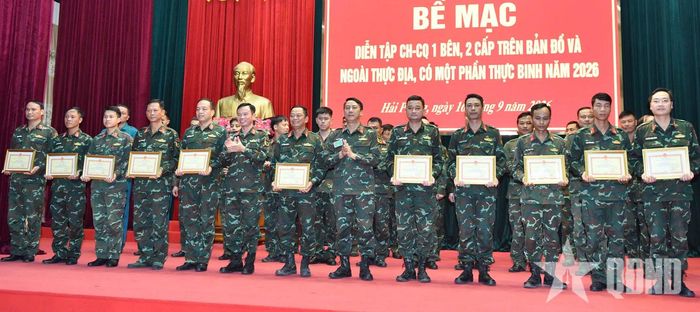  Bộ CHQS TP Hải Phòng trao thưởng các tập thể, cá nhân hoàn thành xuất sắc nhiệm vụ.  
