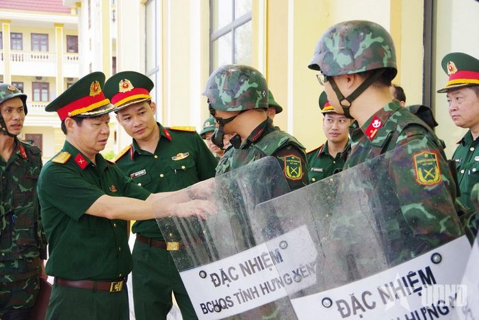 Thủ trưởng Bộ CHQS tỉnh Hưng Yên kiểm tra công tác sẵn sàng chiến đấu tại Đại đội Trinh sát cơ giới 1. Ảnh: KHẮC CƯỜNG