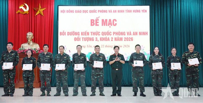 Lãnh đạo Bộ CHQS tỉnh Hưng Yên trao chứng nhận hoàn thành nội dung bồi dưỡng kiến thức quốc phòng và an ninh cho cán bộ đối tượng 3. Ảnh: KHẮC CƯỜNG