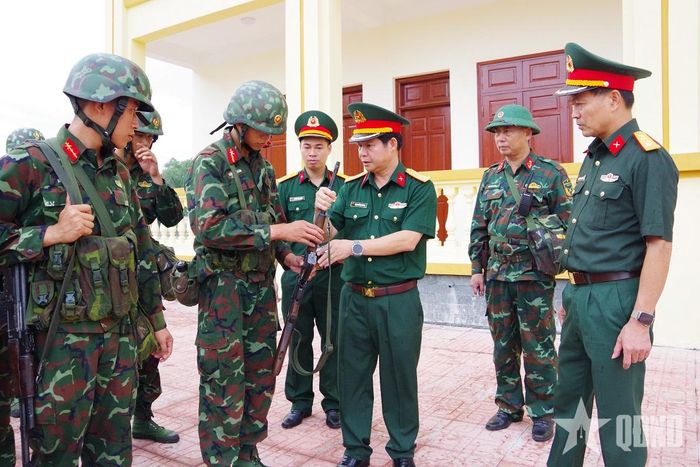Thủ trưởng Bộ CHQS tỉnh Hưng Yên kiểm tra công tác sẵn sàng chiến đấu tại Đại đội Trinh sát cơ giới 1. Ảnh: KHẮC CƯỜNG