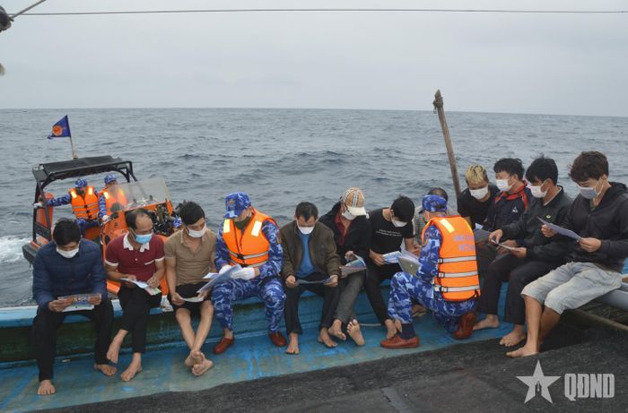 Cảnh sát biển Việt Nam tuyên truyền pháp luật cho ngư dân. 