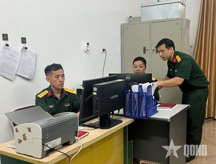 Cán bộ Ban CHQS xã Tà Xi Láng (Bộ CHQS tỉnh Lào Cai) làm việc tại trụ sở được bố trí tạm thời.