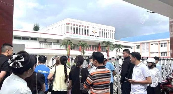 Hình ảnh phụ huynh đứng ngoài cổng trường vì đi họp muộn tại Trường Tiểu học, THCS và THPT Victory (Đắk Lắk). Ảnh: tienphong.vn