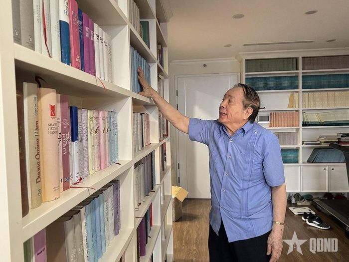  Nhà thơ Hữu Thỉnh giới thiệu những tác phẩm của mình đã xuất bản. Ảnh: NGỌC GIANG 